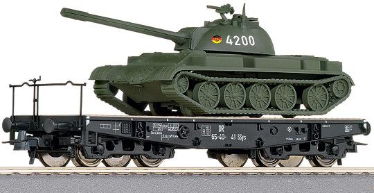 Heavy duty Flat car type Ssy loaded with tank T54 Panzer of East German Army (NVA)<br /><a href='images/pictures/Roco/66388.jpg' target='_blank'>Full size image</a>